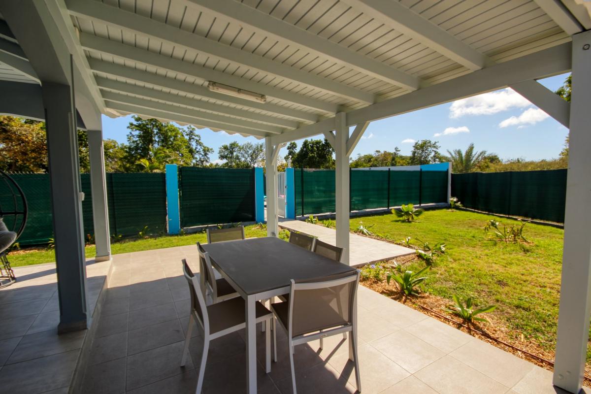 A louer à St François en Guadeloupe villa 2 chambres pour 6 personnes avec piscine