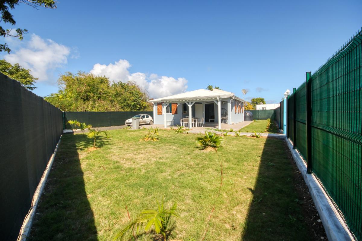 A louer à St François en Guadeloupe villa 2 chambres pour 6 personnes avec piscine