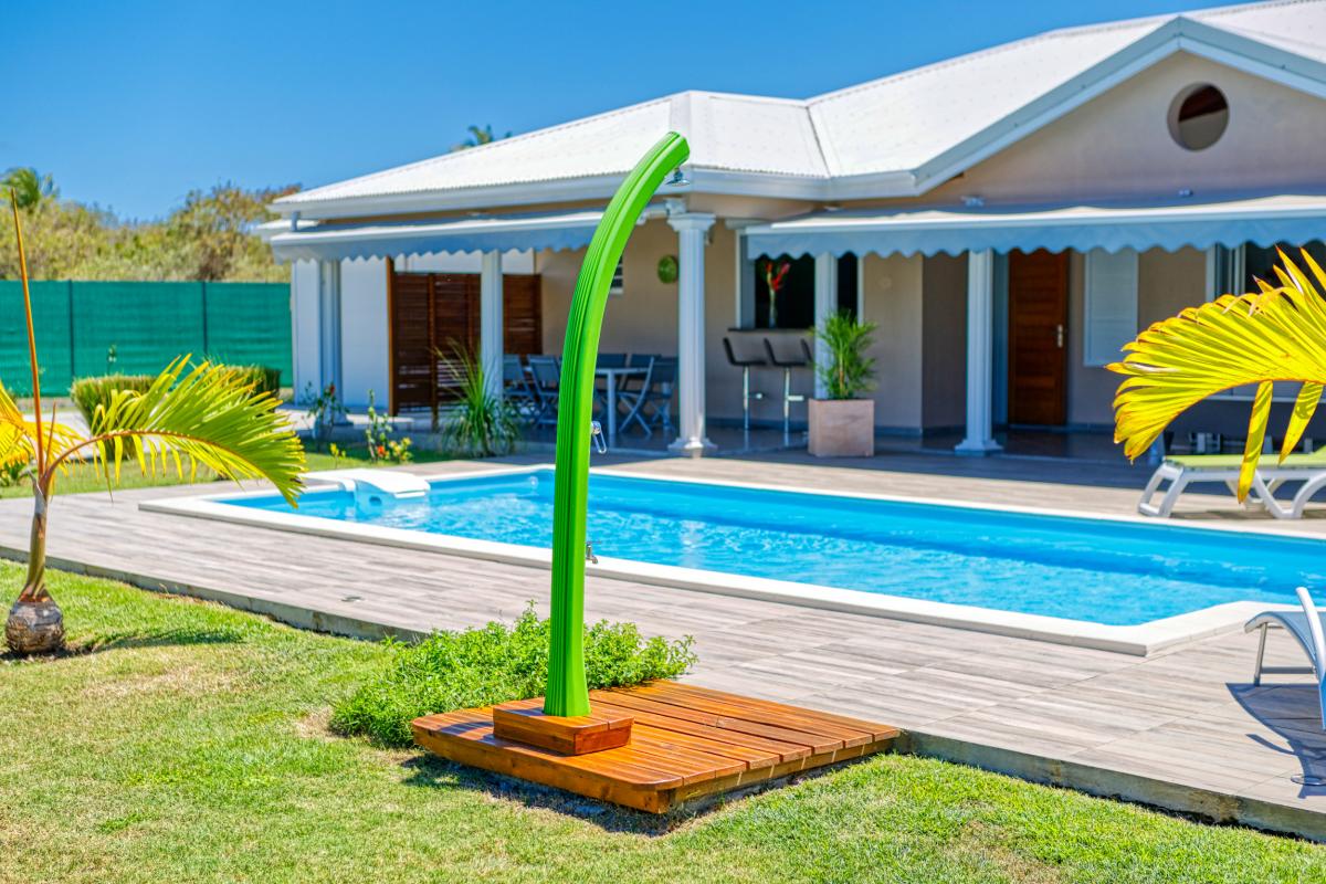 A louer villa 4 chambres 8 personnes avec piscine vue guadeloupe st françois