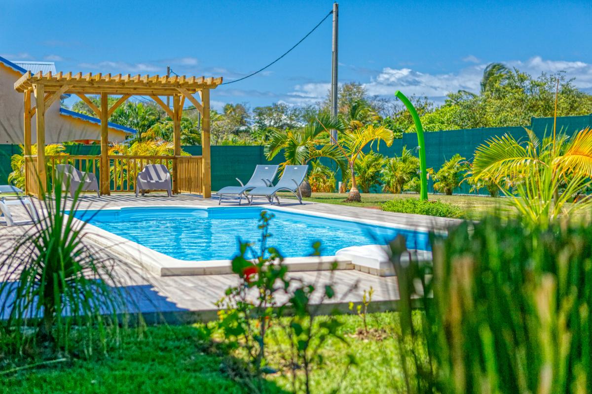 A louer villa 4 chambres 8 personnes avec piscine vue guadeloupe st françois