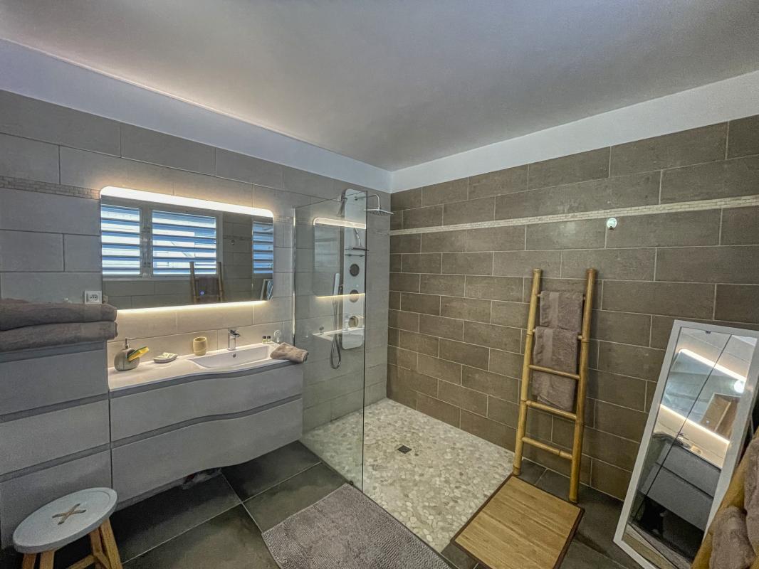 Location villa 4 personnes Saint François Guadeloupe-salle de douche