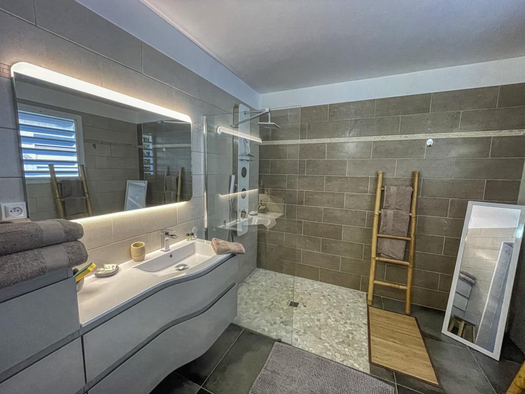 Location villa 4 personnes Saint François Guadeloupe-salle de douche