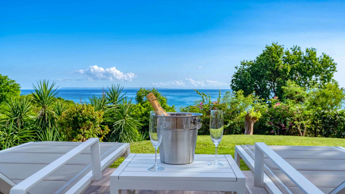 A louer St François guadeloupe villa 4 chambres 8 personnes avec piscine vue mer et accés plage