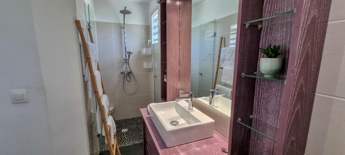 Location villa 5 chambres 10 personnes avec piscine à 100m de la plage à Saint François en Guadeloupe