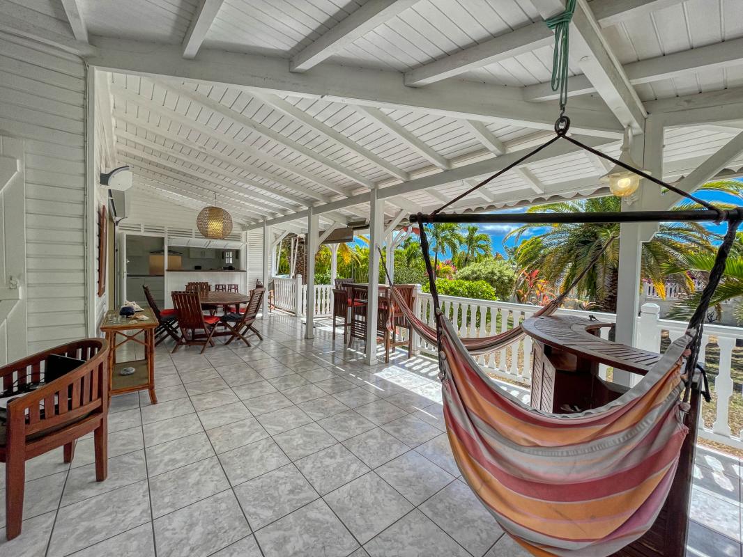 Location villa 4 chambres 11 personnes avec piscine à St François en Guadeloupe - terrasse