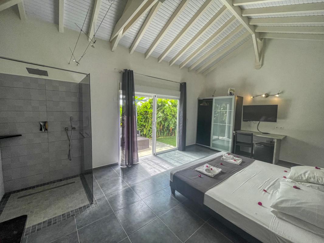 Location villa 14 personnes Saint François Guadeloupe-piscine vue mer-chambre jardin