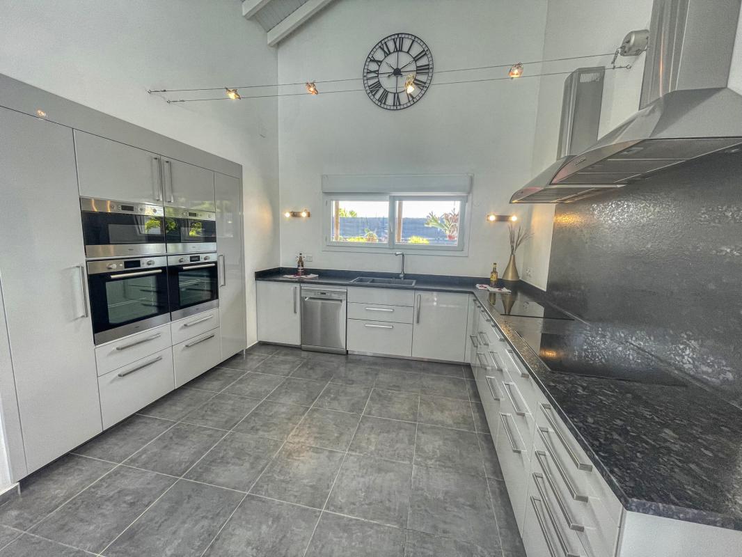 Location villa 14 personnes Saint François Guadeloupe-piscine vue mer-cuisine