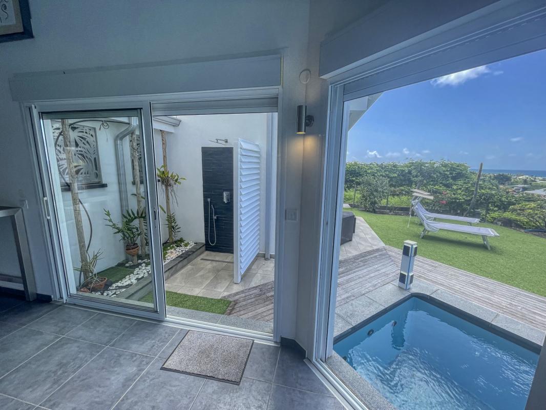 Location villa 14 personnes Saint François Guadeloupe-piscine vue mer-douche extérieure