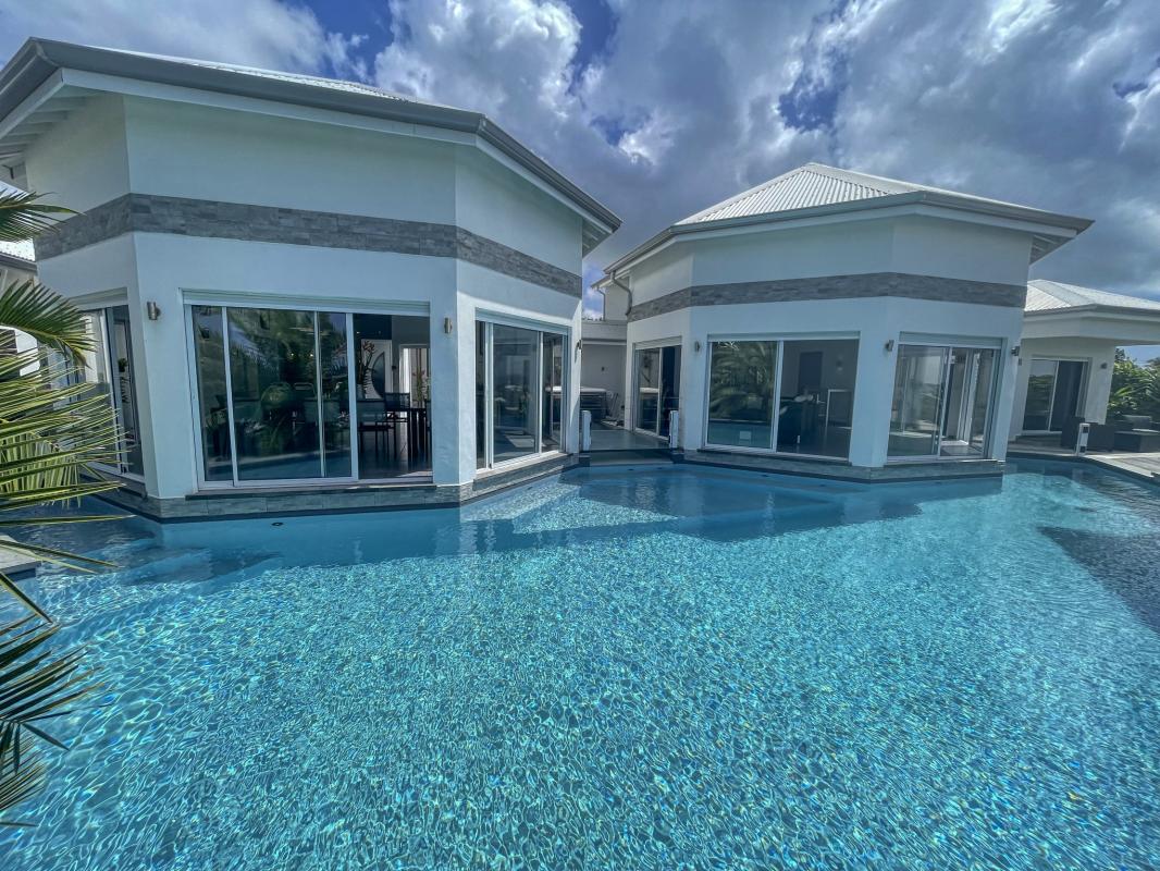 Location villa 14 personnes Saint François Guadeloupe-piscine vue mer-ensemble