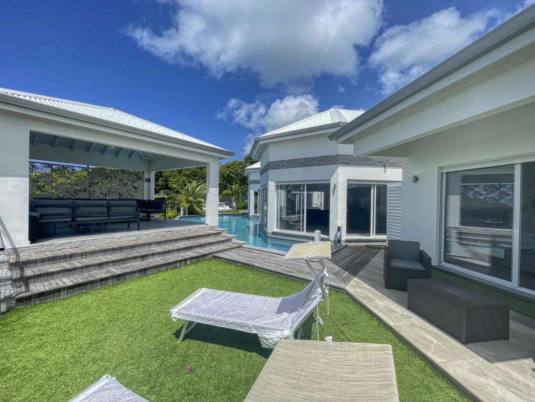 Location villa 14 personnes Saint François Guadeloupe-piscine vue mer-ensemble