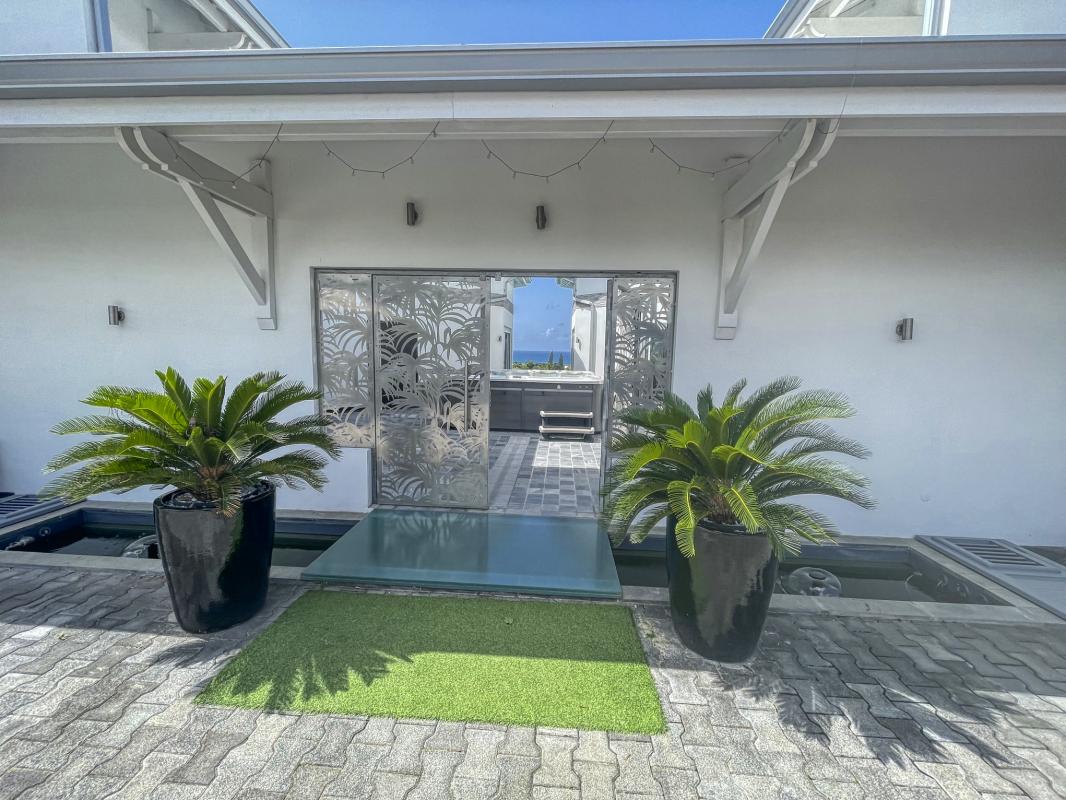 Location villa 14 personnes Saint François Guadeloupe-piscine vue mer-entrée