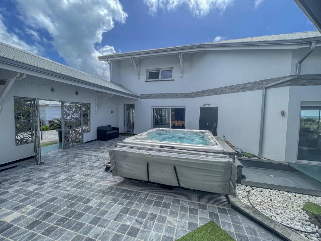 Location villa 14 personnes Saint François Guadeloupe-piscine vue mer-jacuzzi