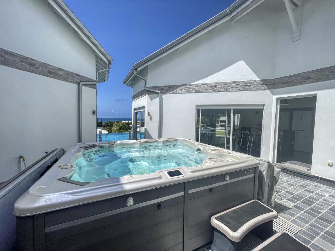 Location villa 14 personnes Saint François Guadeloupe-piscine vue mer-jacuzzi