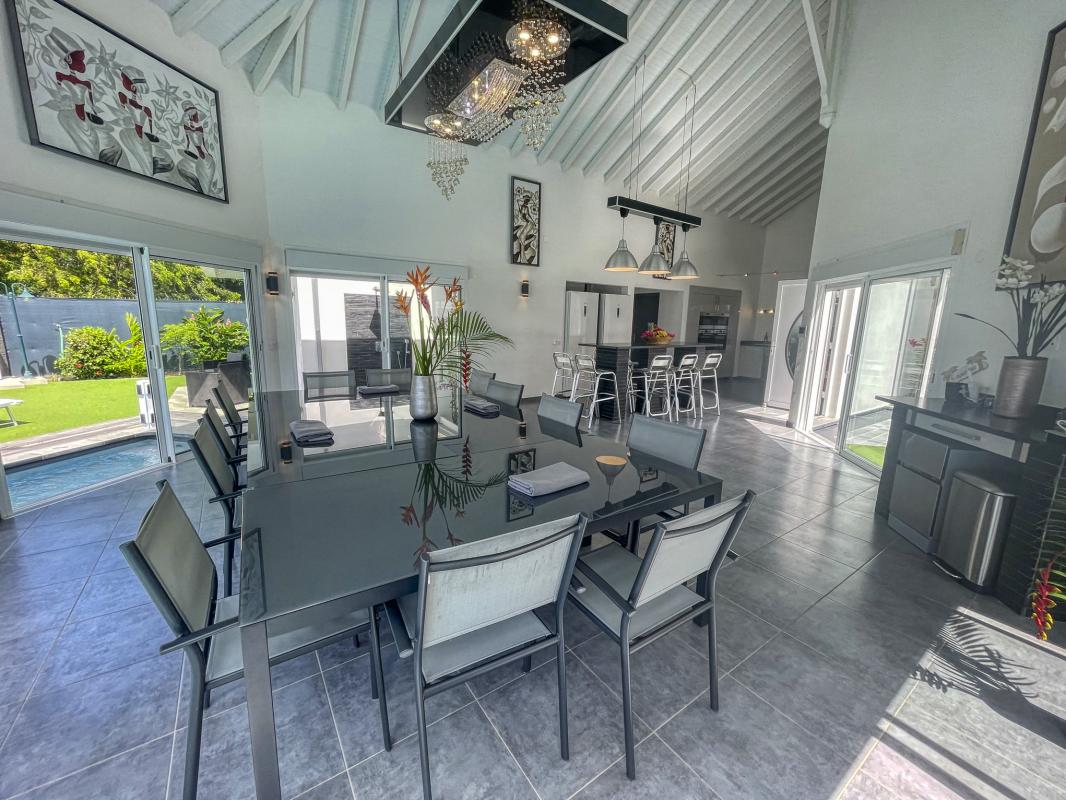 Location villa 14 personnes Saint François Guadeloupe-piscine vue mer-pièce à vivre