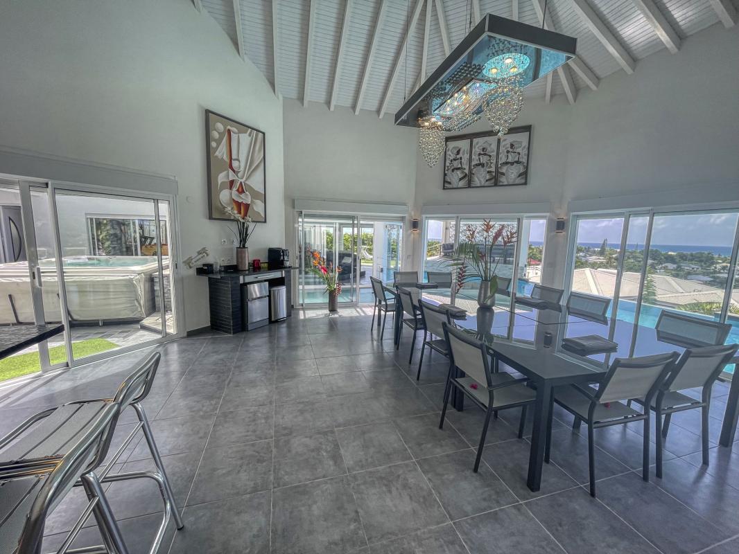 Location villa 14 personnes Saint François Guadeloupe-piscine vue mer-pièce à vivre