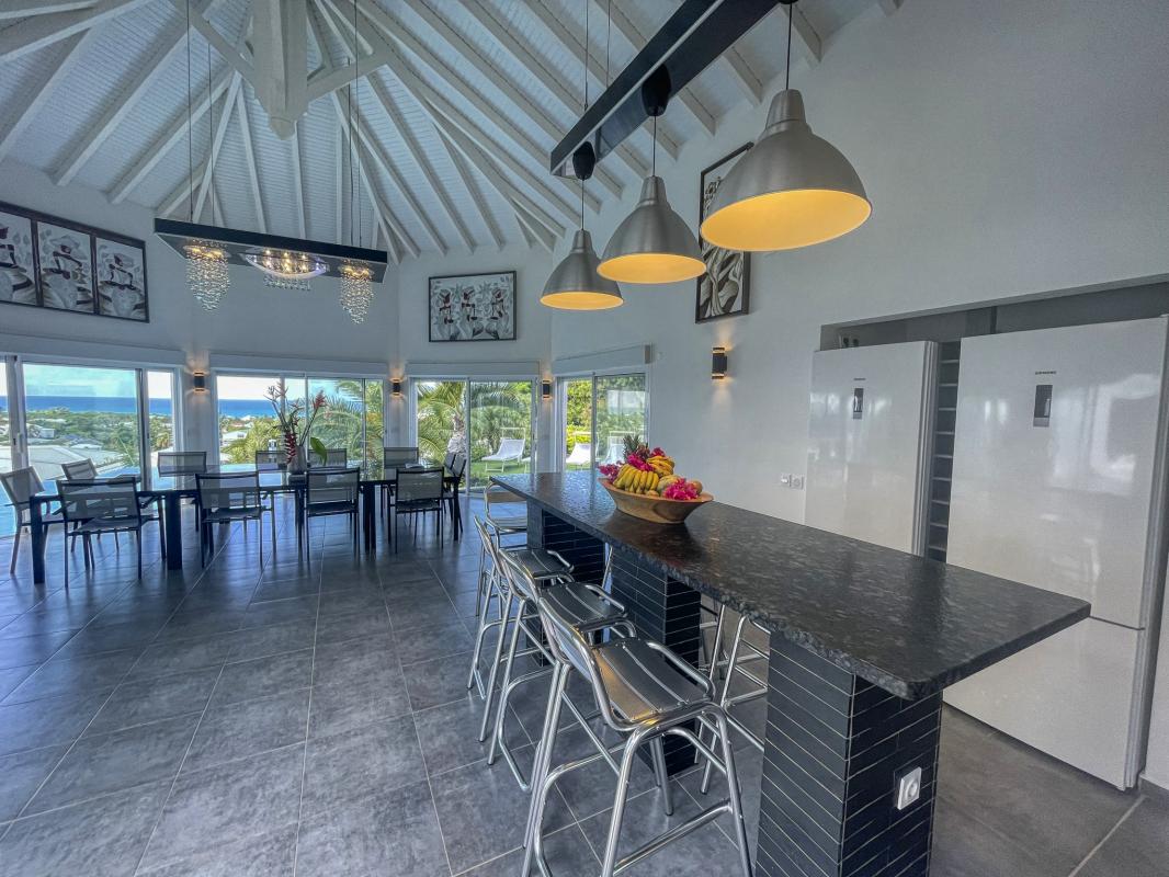 Location villa 14 personnes Saint François Guadeloupe-piscine vue mer-pièce à vivre