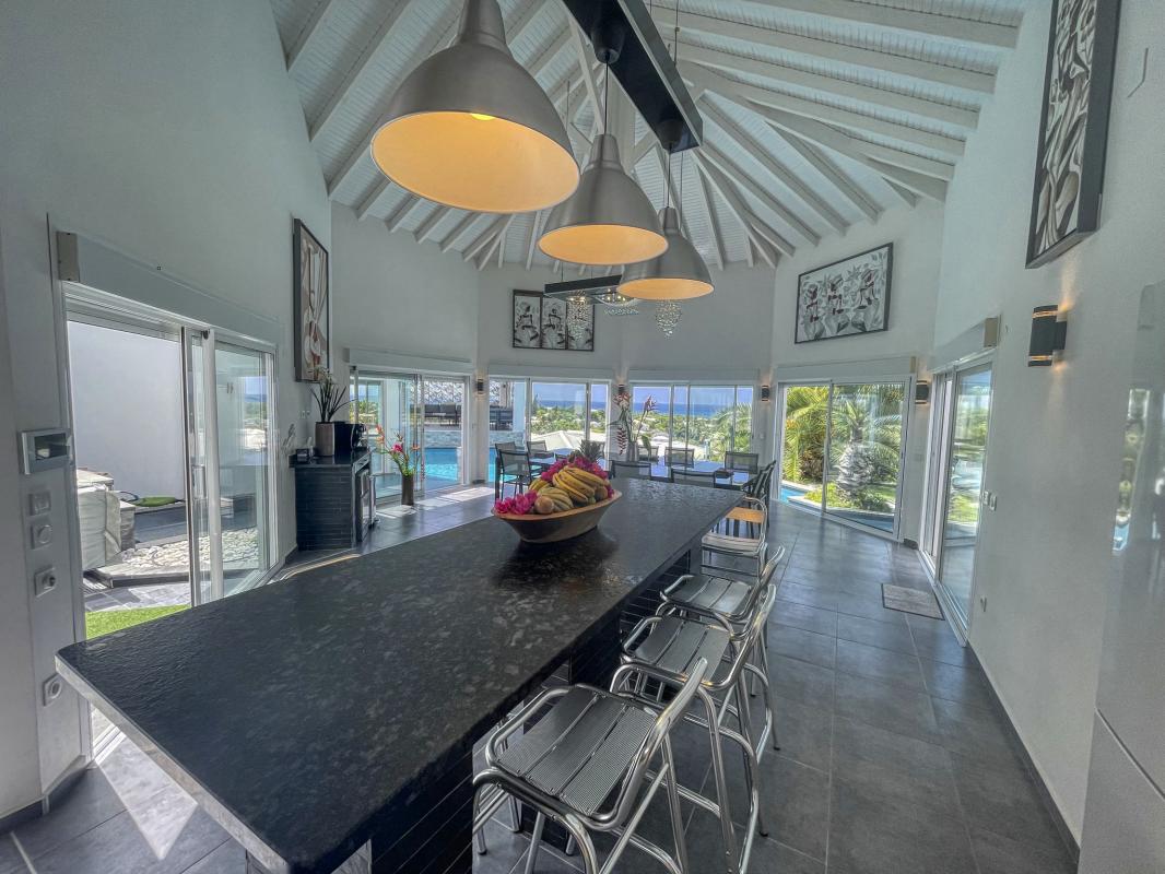Location villa 14 personnes Saint François Guadeloupe-piscine vue mer-pièce à vivre