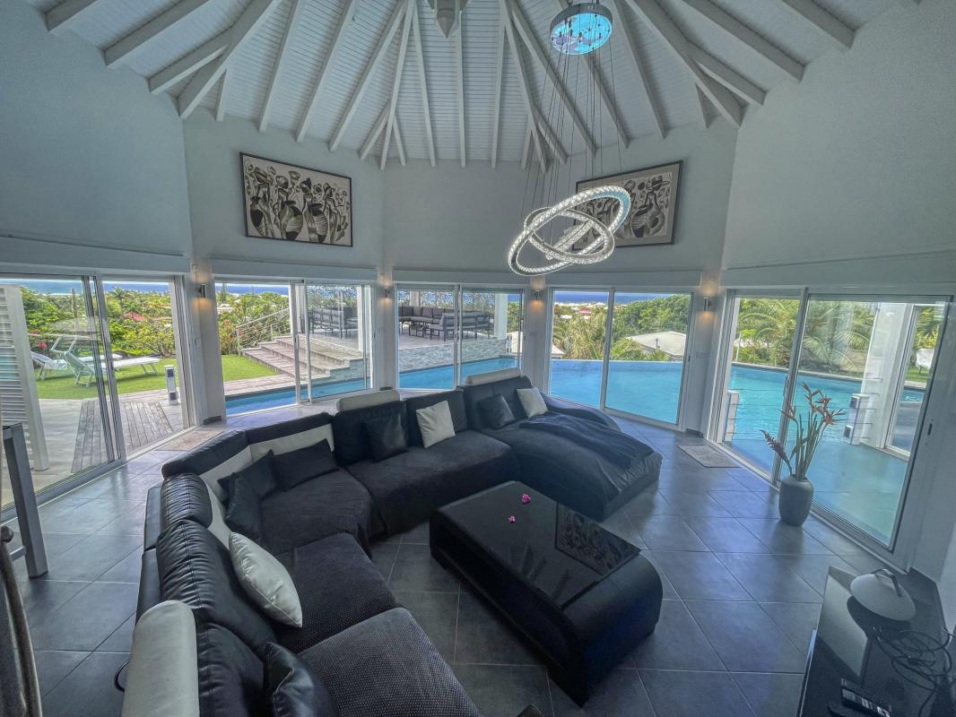 Location villa 14 personnes Saint François Guadeloupe-piscine vue mer-salon