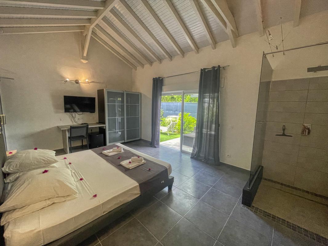 Location villa Saint François Guadeloupe-piscine vue mer-chambre jardin