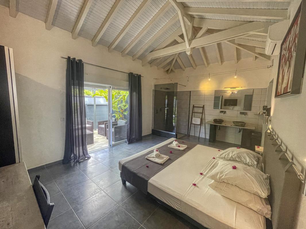 Location villa Saint François Guadeloupe-piscine vue mer-chambre jardin