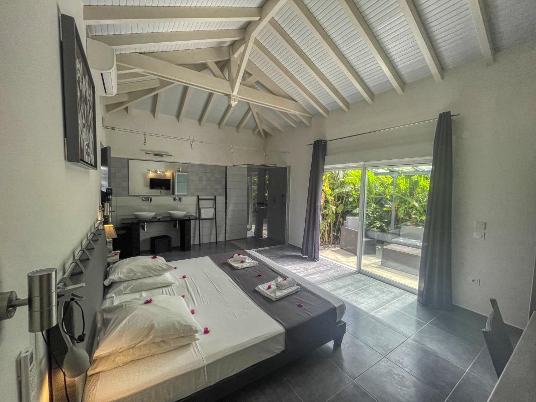 Location villa Saint François Guadeloupe-piscine vue mer-chambre jardin