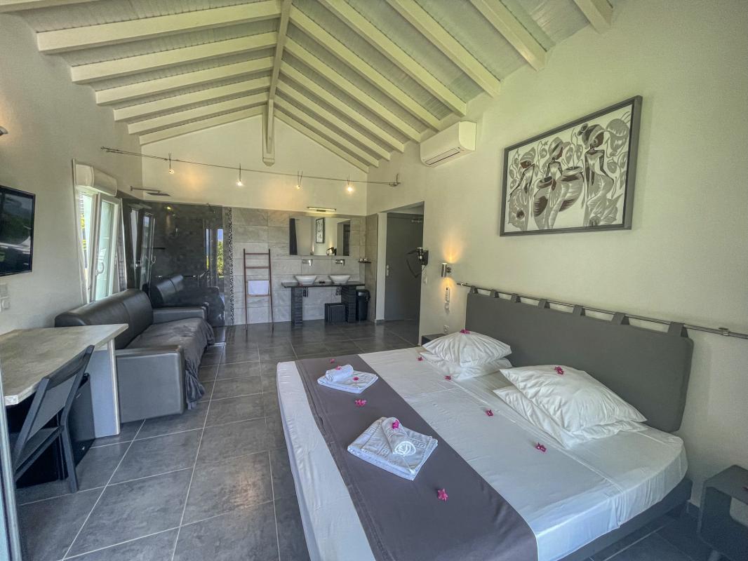 Location villa Saint François Guadeloupe-piscine vue mer-chambre piscine