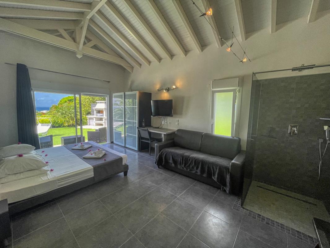 Location villa Saint François Guadeloupe-piscine vue mer-chambre piscine