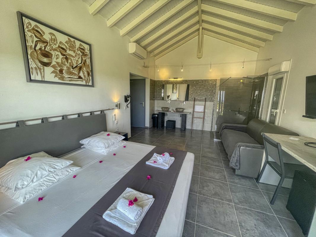 Location villa Saint François Guadeloupe-piscine vue mer-chambre piscine