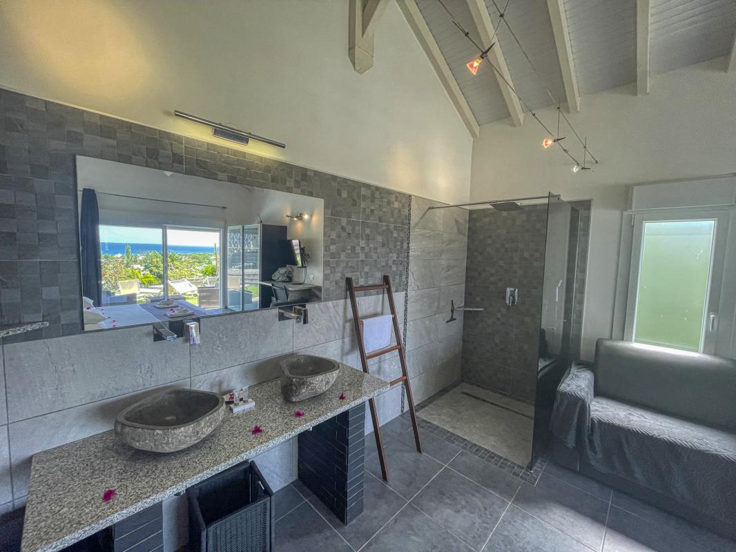 Location villa Saint François Guadeloupe-piscine vue mer-chambre piscine