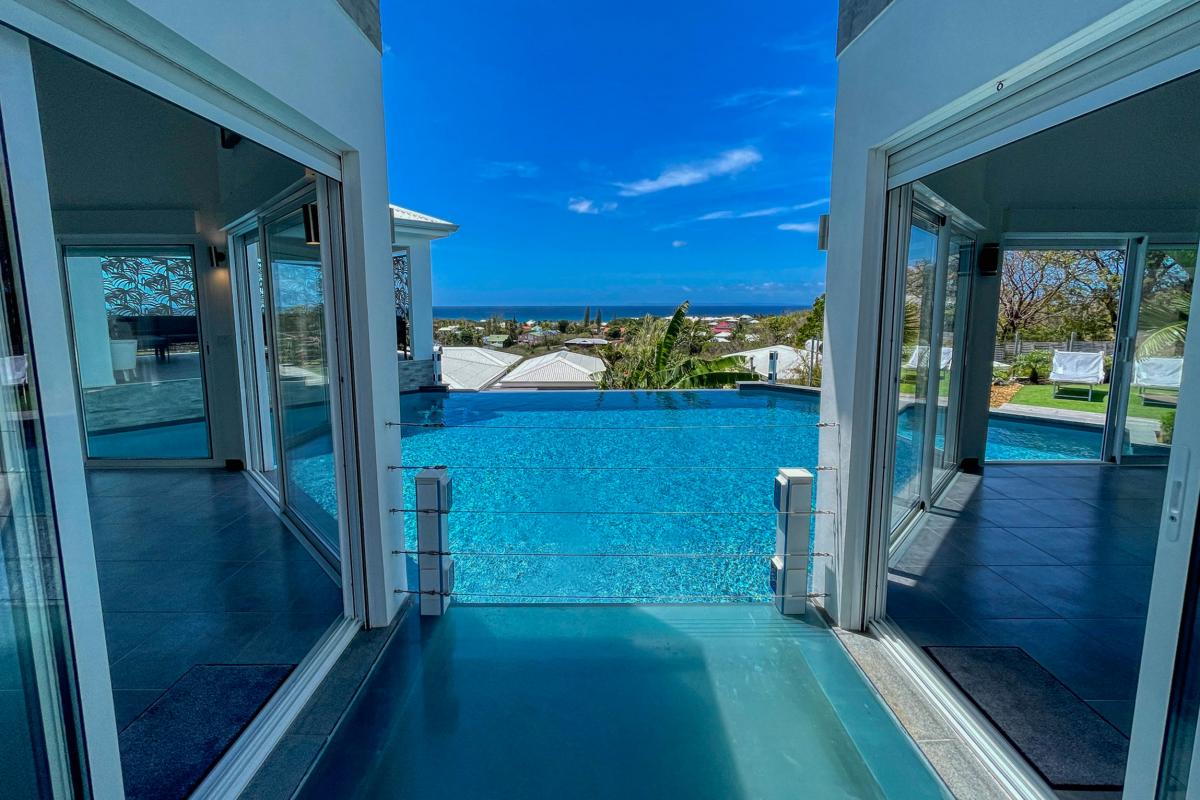 Location villa Saint François Guadeloupe-piscine vue mer-douche accés salon et pièce à vivre