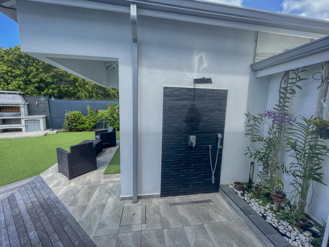 Location villa Saint François Guadeloupe-piscine vue mer-douche extérieure