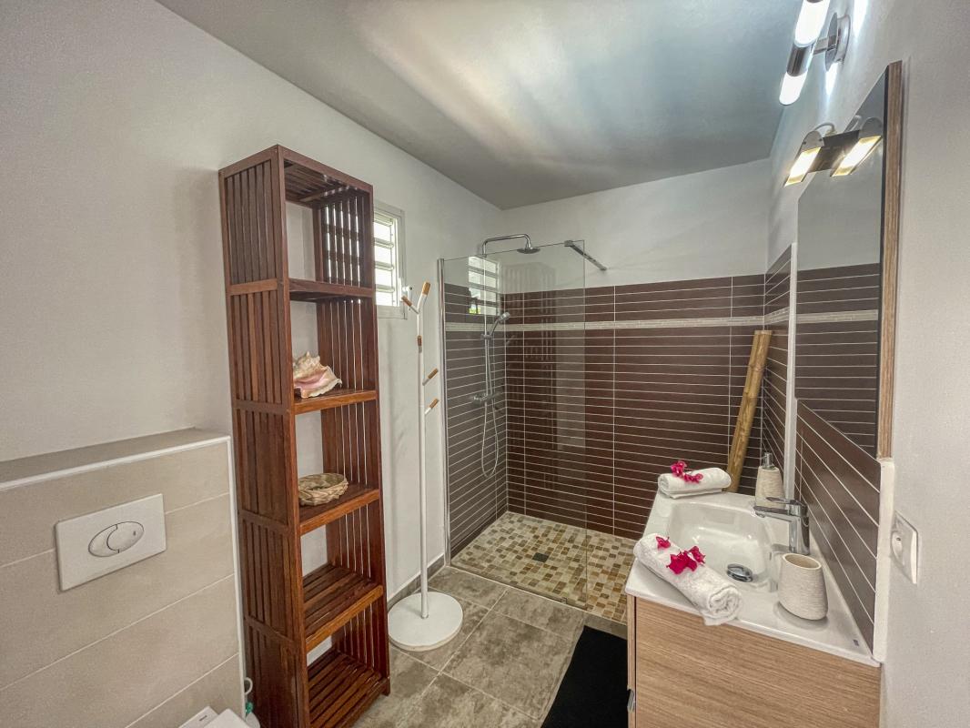 Location villa Guadeloupe Saint François - 3 suites avec salle de douche pour 6 personnes - piscine 