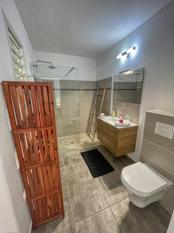 Location villa Guadeloupe Saint François - 3 suites avec salle de douche pour 6 personnes - piscine 