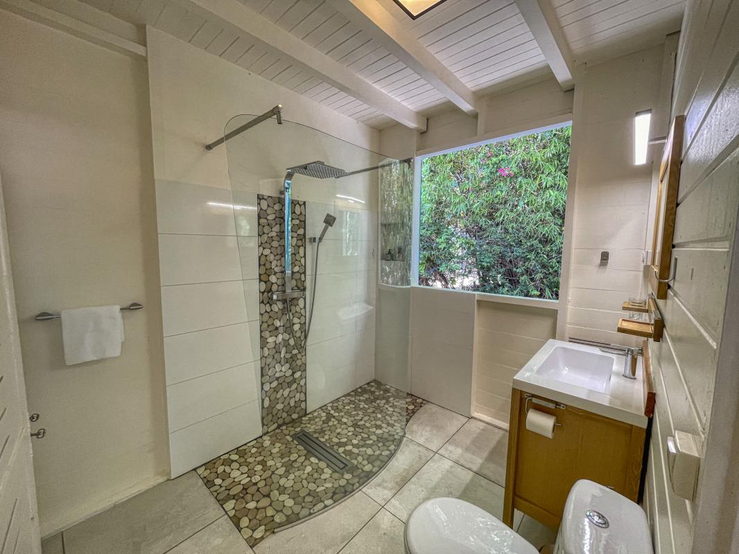 Location villa Guadeloupe 12 personnes salle de douche 1