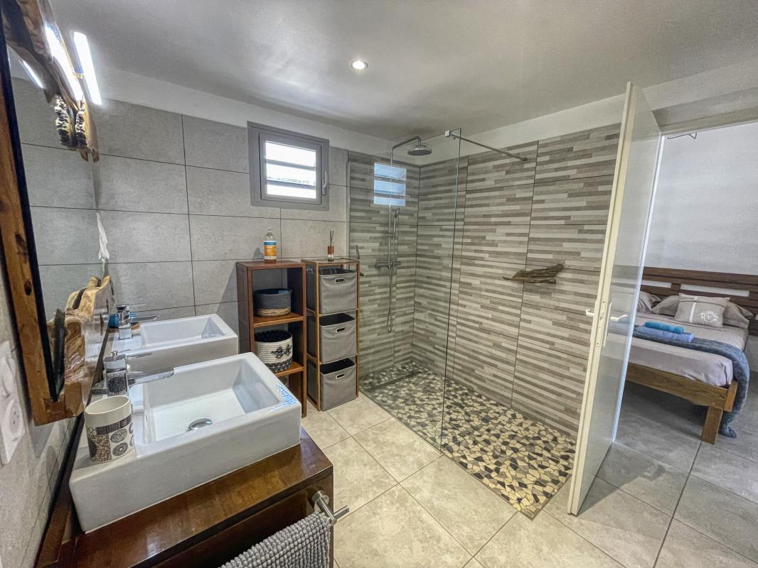 Location villa 3 chambres Saint François Guadeloupe-salle de douche commune