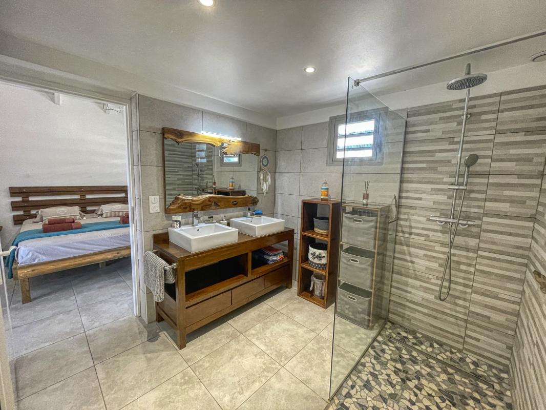 Location villa 3 chambres Saint François Guadeloupe-salle de douche commune