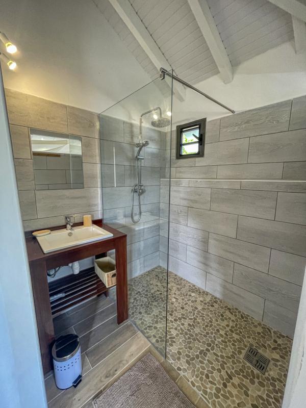 Location villa 5 chambres Saint François Guadeloupe-salle de douche bungalow