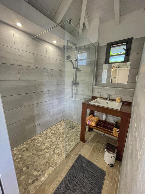 Location villa 5 chambres Saint François Guadeloupe-salle de douche bungalow