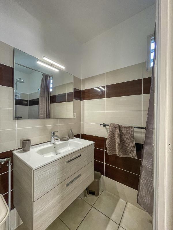 Location Villa 3 chambres Saint François Guadeloupe-salle de bain couloir