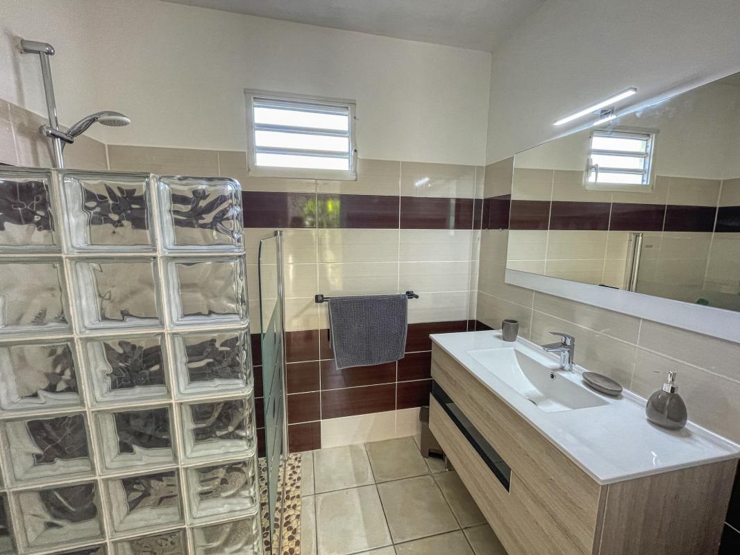 Location Villa 3 chambres Saint François Guadeloupe-salle de douche