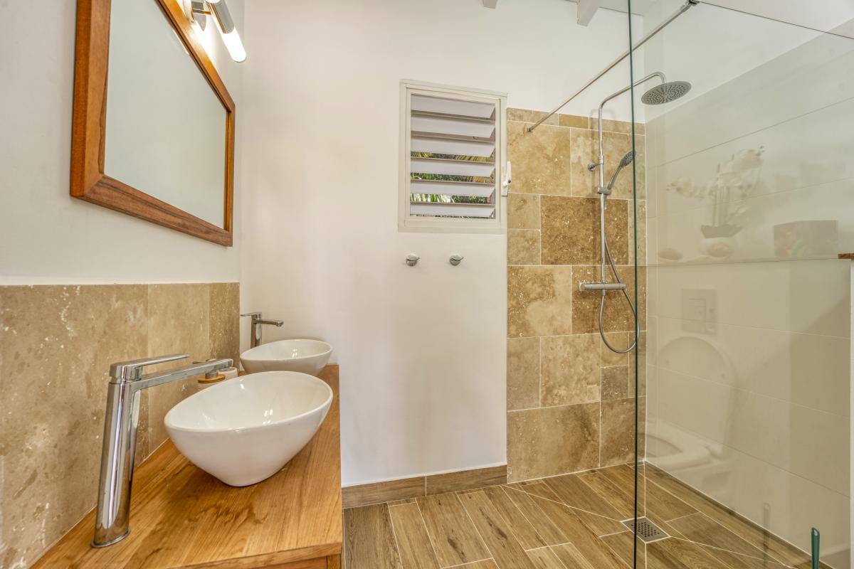 A louer villa 5 chambres Saint François Guadeloupe-salle de douche