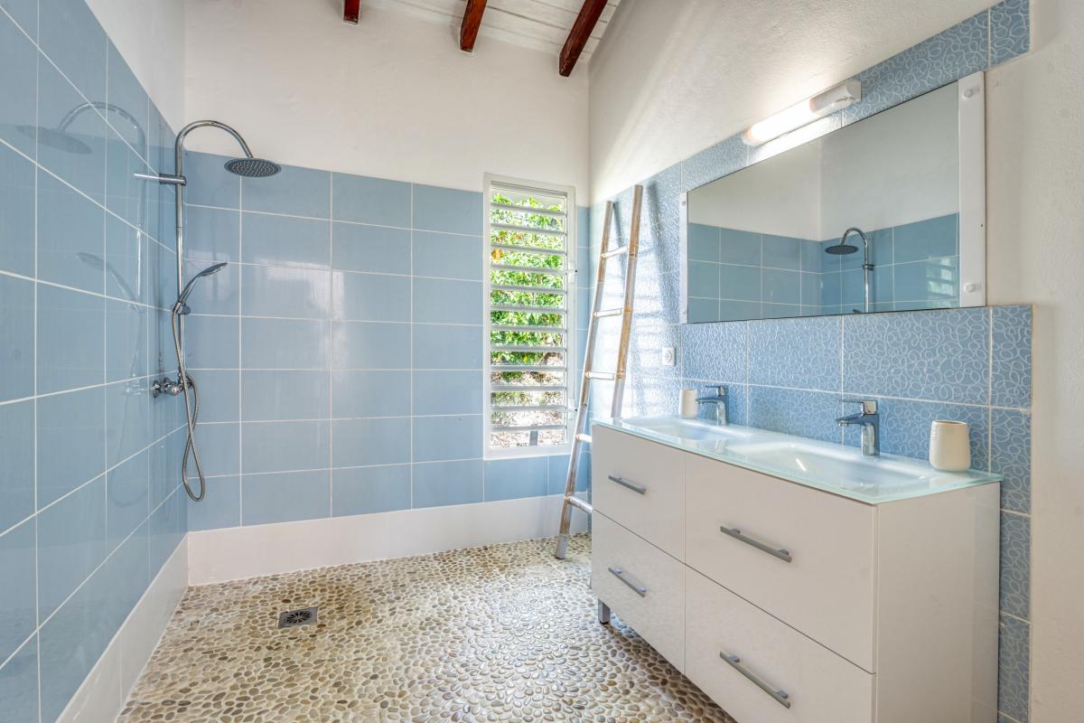 A louer villa 5 chambres Saint François Guadeloupe-salle de douche