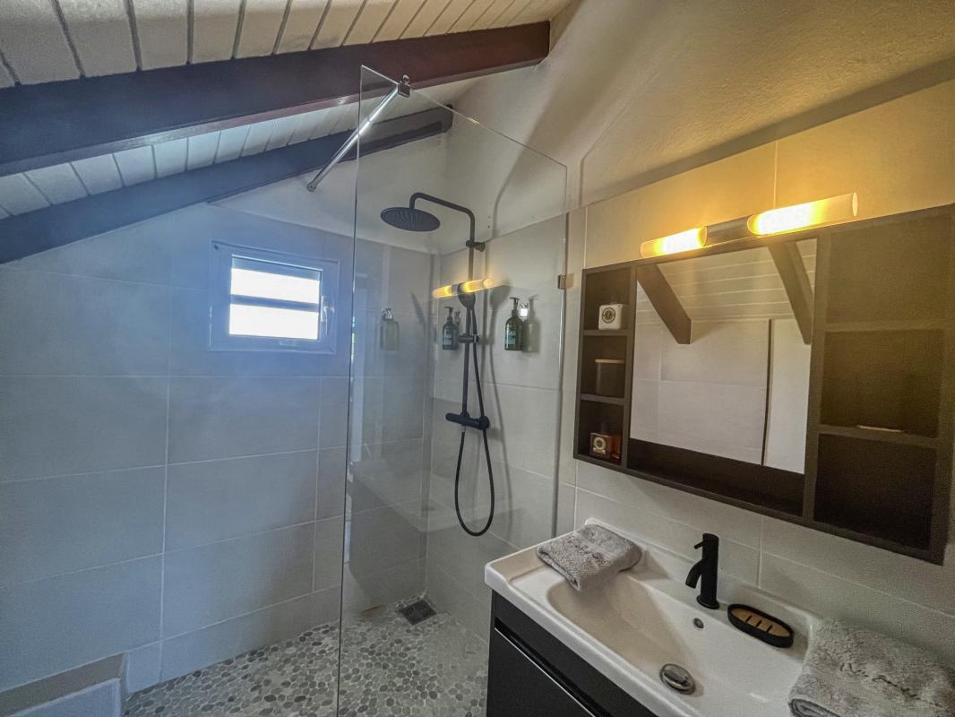 Location Villa 14 personnes Saint François Guadeloupe-salle de douche étage