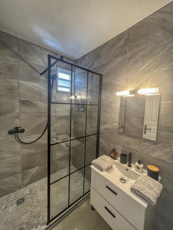 Location Villa 14 personnes Saint François Guadeloupe-salle de douche
