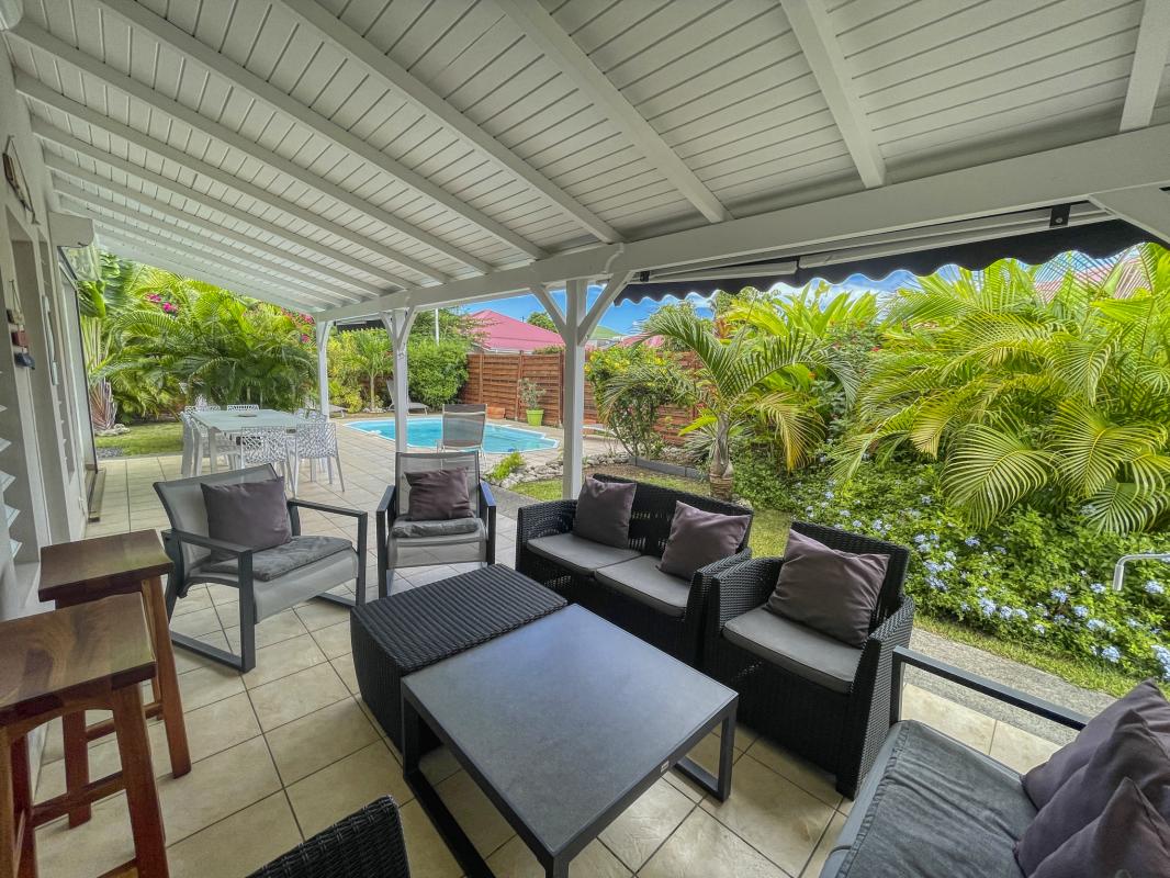 A louer villa 3 chambres Saint François Guadeloupe_ Salon Terrasse 