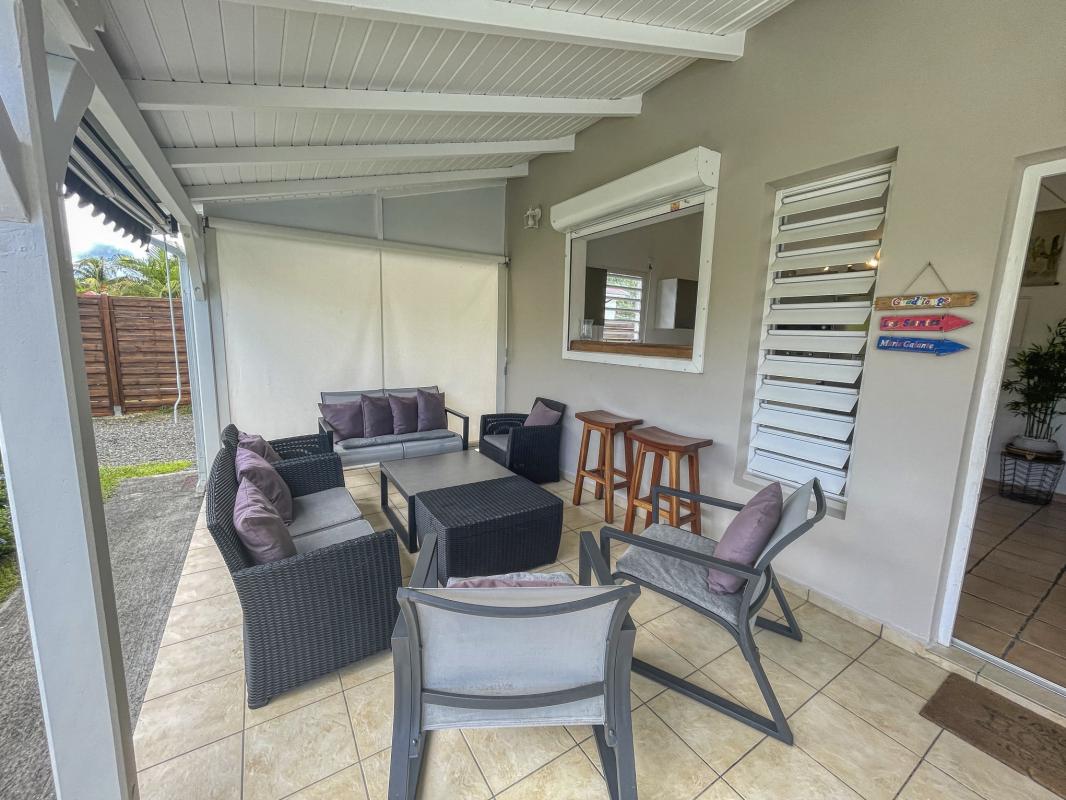 A louer villa 3 chambres Saint François Guadeloupe_ Salon Terrasse 