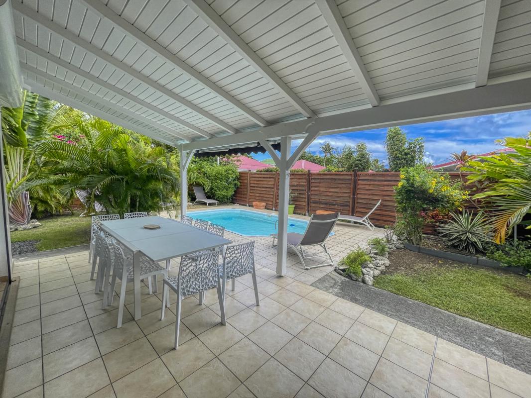 A louer villa 3 chambres Saint François Guadeloupe_ Salon Terrasse 