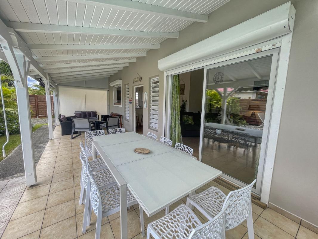A louer villa 3 chambres Saint François Guadeloupe_ Salon Terrasse 