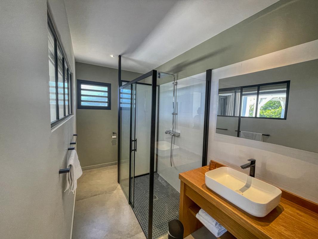 A louer villa 4 chambres vue mer Saint François Guadeloupe_ Salle de bain du bas 