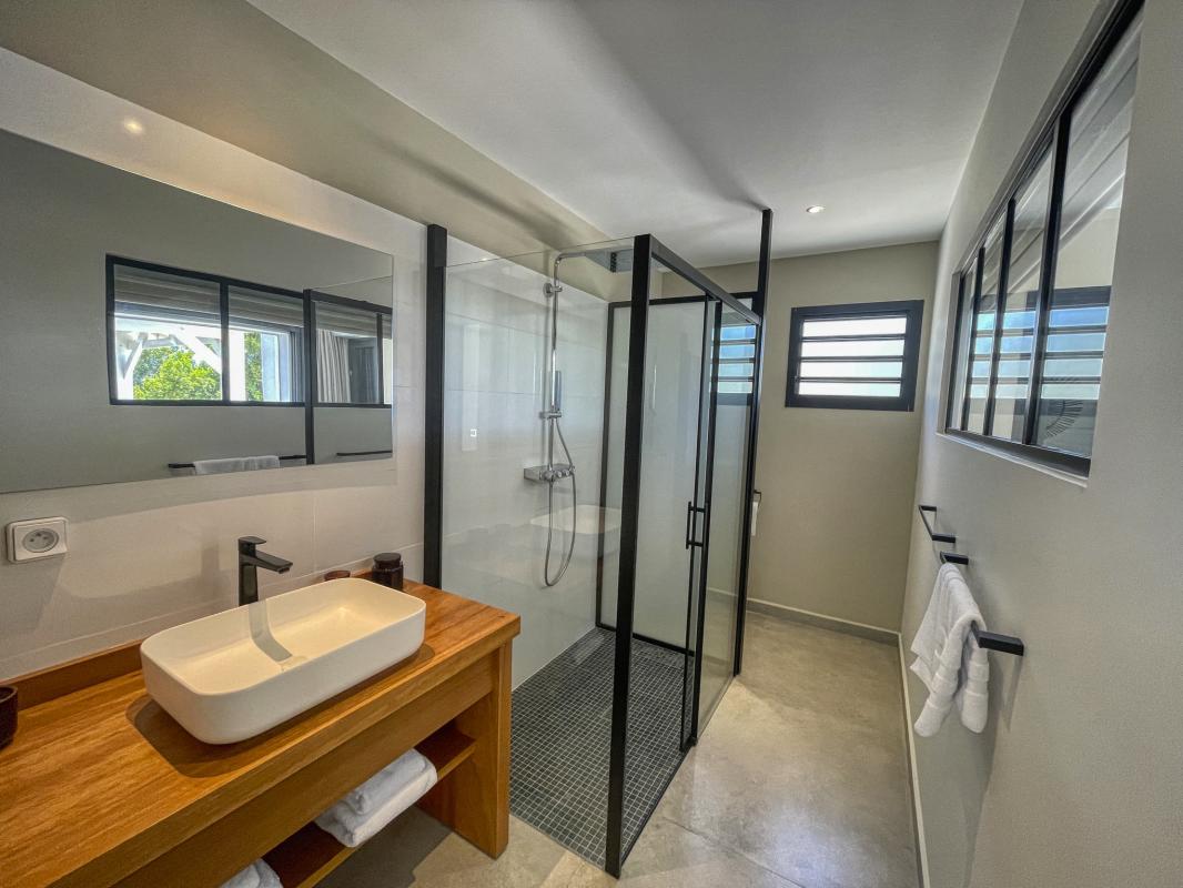 A louer villa 4 chambres vue mer Saint François Guadeloupe_ Salle de bain du bas 